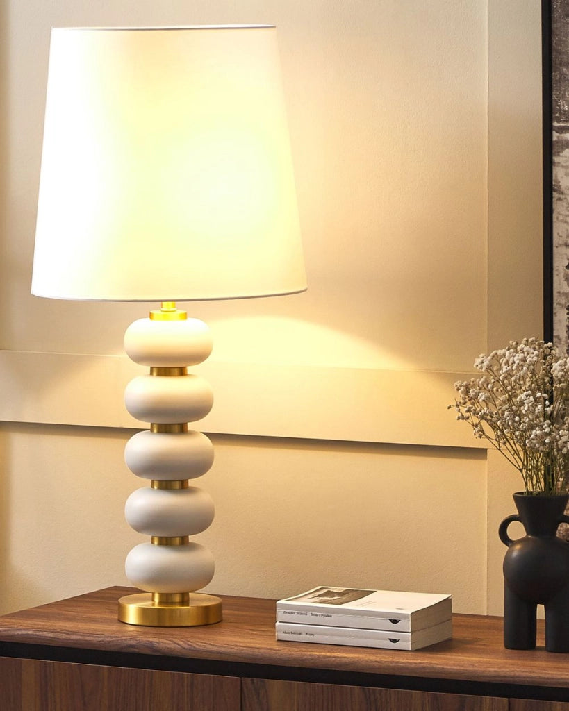 Lampada da Tavolo Base in Metallo Bianco e dorato con Paralume Impero in Tessuto Bianco
