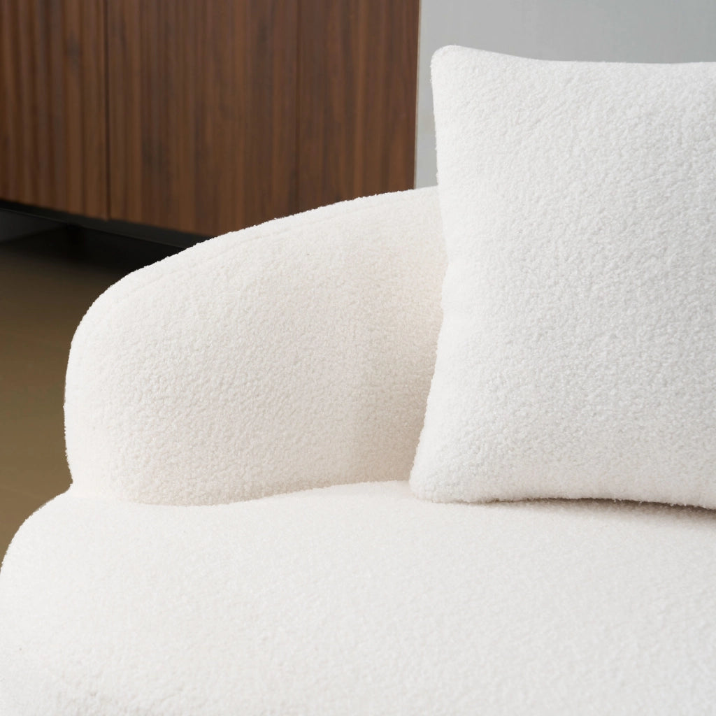 Divano loveseat 2 posti bianco crema, forma curva a fagiolo, con cuscini coordinati, pronto all’uso
