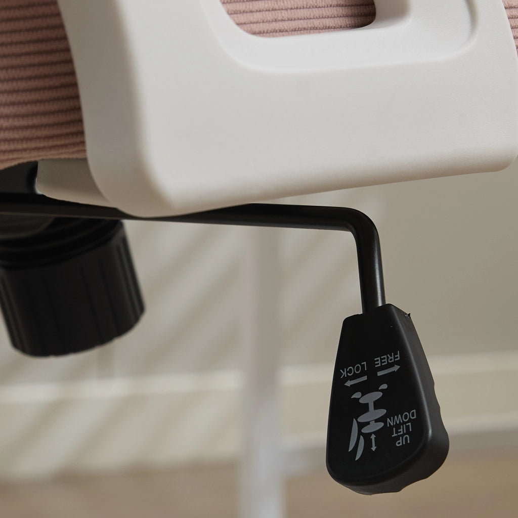 Sedia da ufficio ergonomica in rete con supporto lombare regolabile, braccioli pieghevoli e ruote silenziose rosa