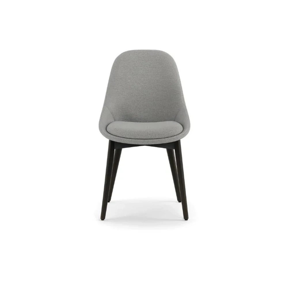 Set di 4 sedie da pranzo imbottite in tessuto grigio chiaro Delphi con struttura in legno massello di noce facili da pulire | Duzzle