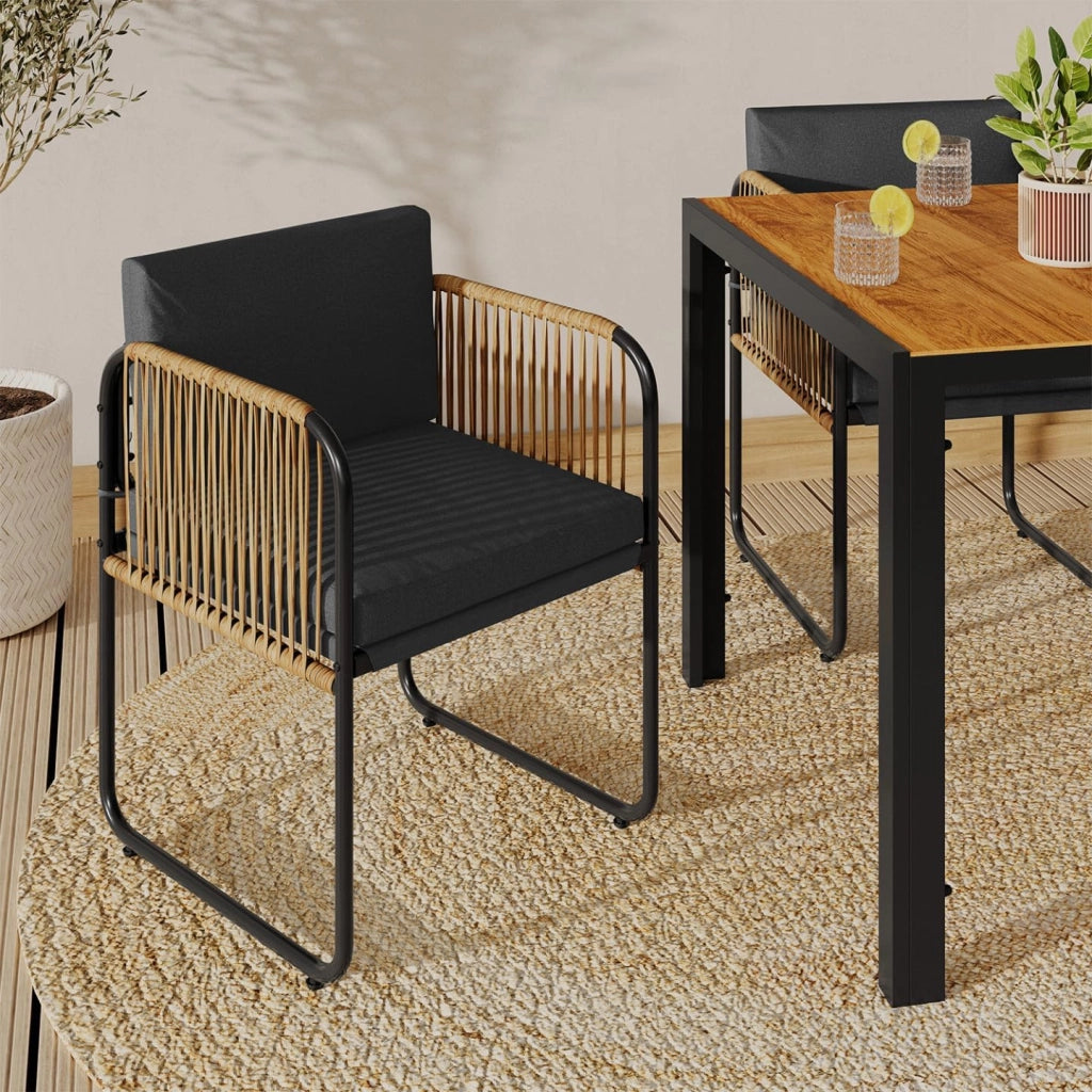 Set di 4 sedie da giardino Rio con struttura in metallo nero, corde con effetto rattan chiaro e cuscini neri