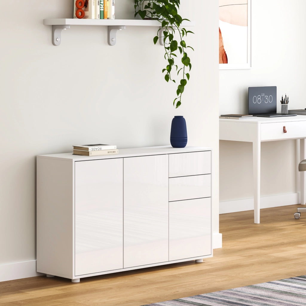 Credenza Paarl Comò con 3 Ante e 2 Cassetti 74x117x36 cm - Bianco Lucido [en.casa]