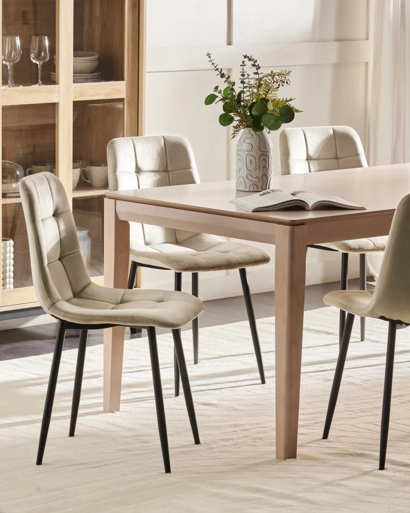 Set di 4 sedie da pranzo in velluto beige gambe in ferro stile moderno