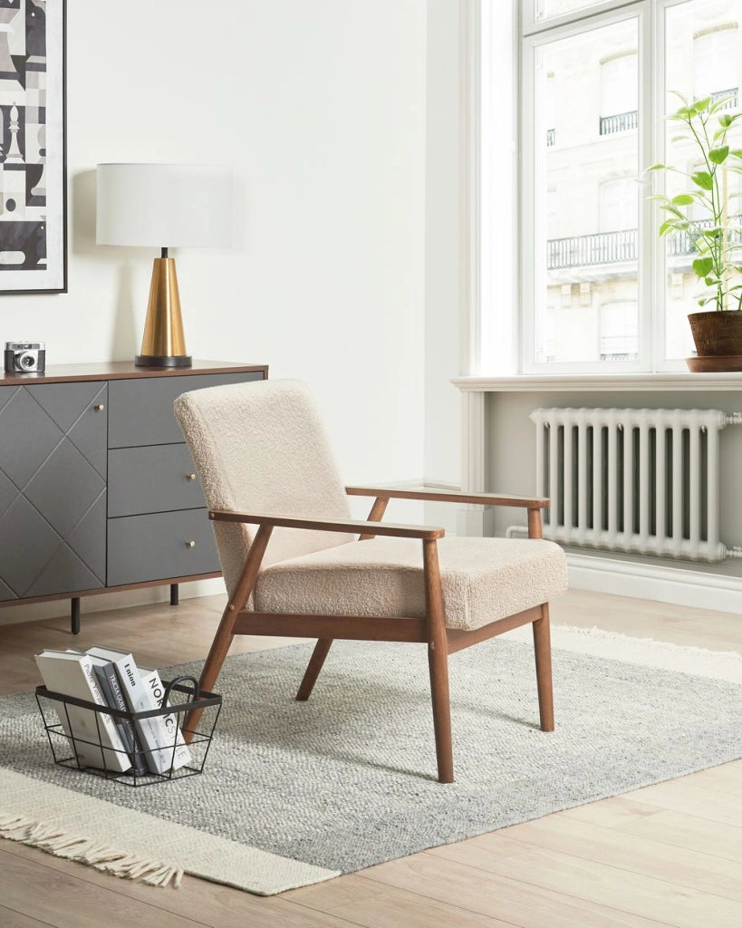 Poltrona da salotto con rivestimento in tessuto boucle beige con struttura in legno stile retrò
