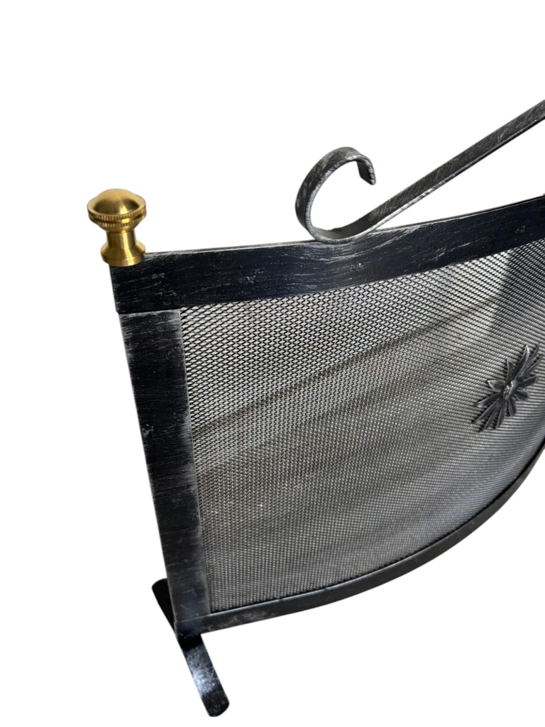Parascintille per Camino Curvo in Ferro,Parafuoco con Pomelli in Ottone Made in Italy 60x46 cm