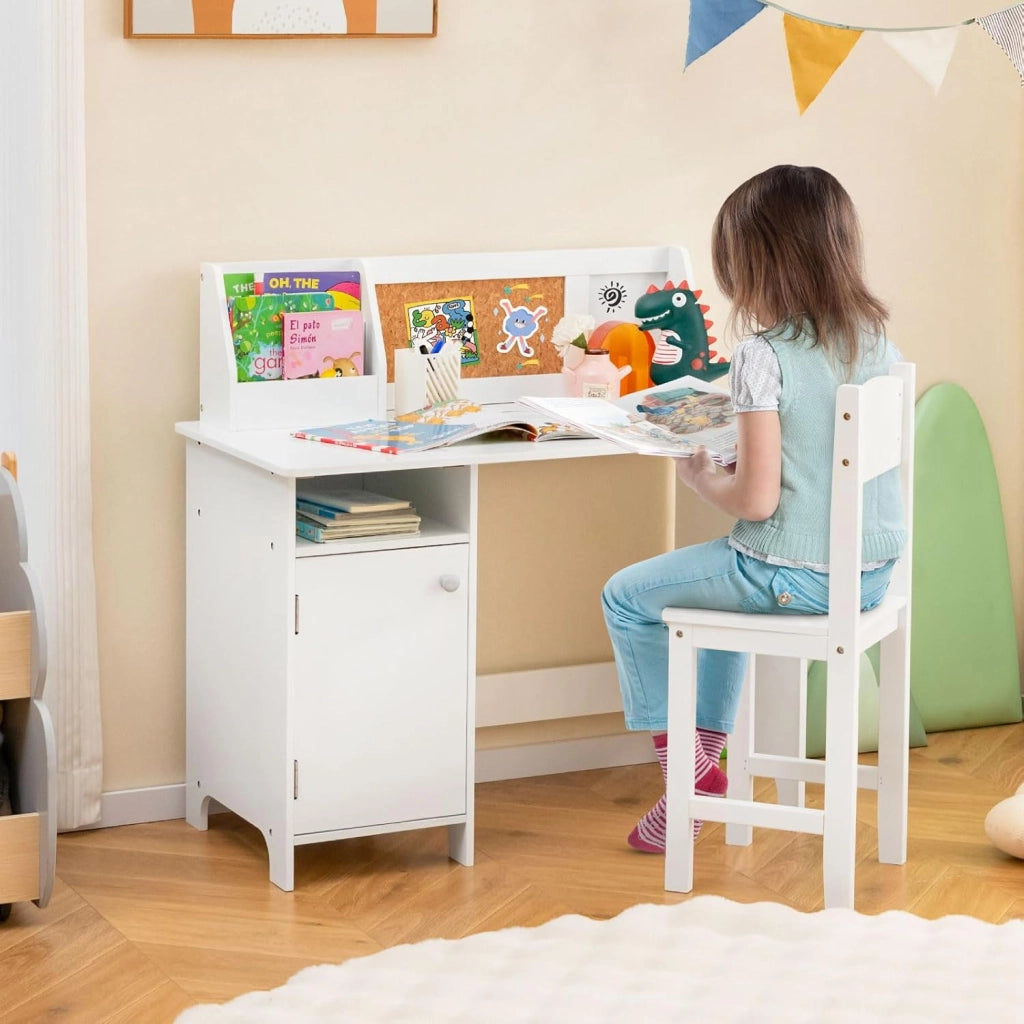 Scrivania per Bambini con Sedia, Set Tavolo e Sedia con Lavagna, Pennarello, Armadietto e Bacheca, Postazione Computer per Studenti e Tavolo da Scrittura per 3+ Anni (Bianco)