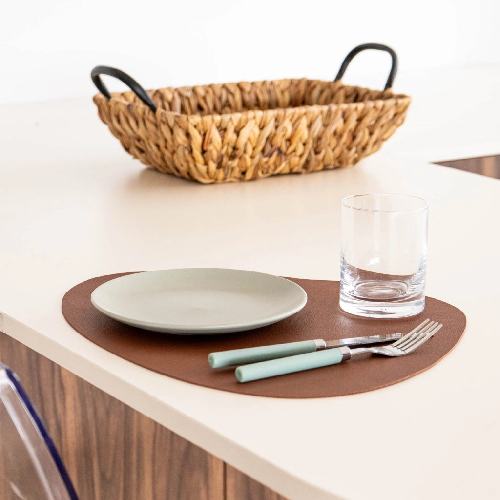 Set di 4 Tovagliette Americane in Similpelle – Eleganti, Antimacchia, Antiscivolo, Impermeabili, Termoresistenti e Lavabili – Utilizzabili da Entrambi i Lati, Ideali per Tavolo da Pranzo o Cucina Marrone