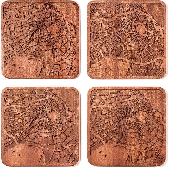 Tavolo di supporto in Sapele con mappa della città, 4 pezzi, con mappa urbana, diverse città disponibili, manufatto artigianale