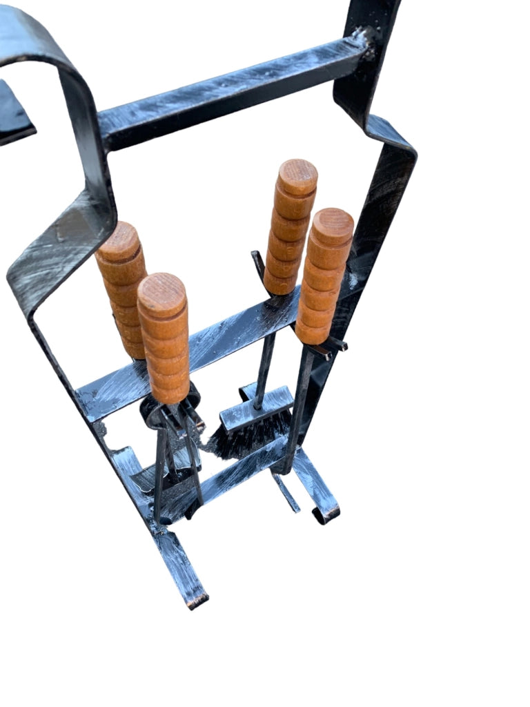 Trespolo con Set Accessori per Camino e Barbecue – 4 Pezzi in Metallo: Paletta, Scopetta, Uncino e Pinza
