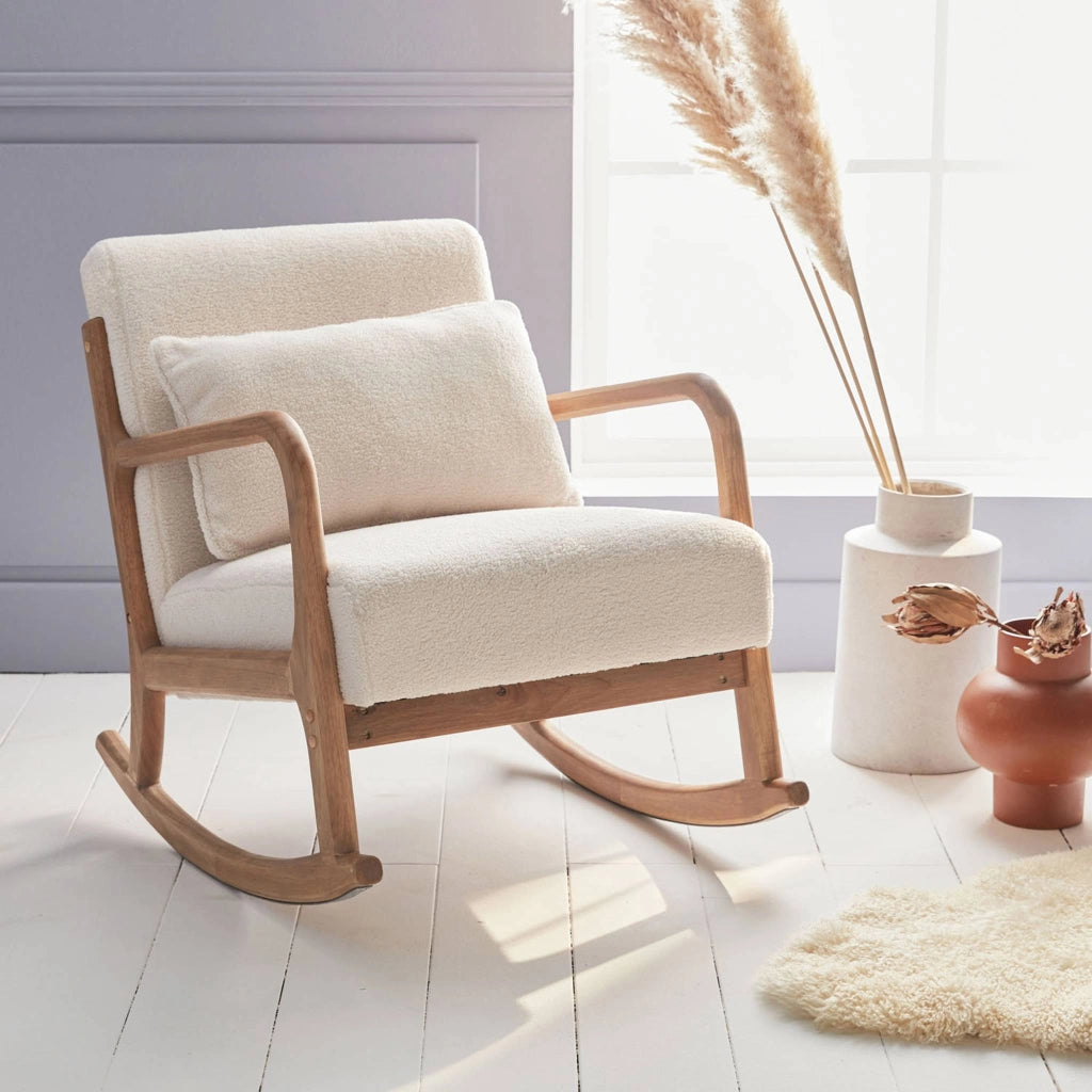 Poltrona scandinava a dondolo in legno e tessuto bouclé, crema