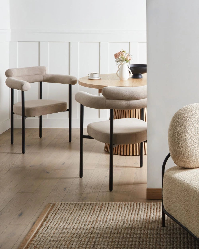 Set di 2 sedie da pranzo Beige Rivestimento in poliestere Gambe nere in ferro Schienale arrotondato Mobili da sala da pranzo in stile moderno