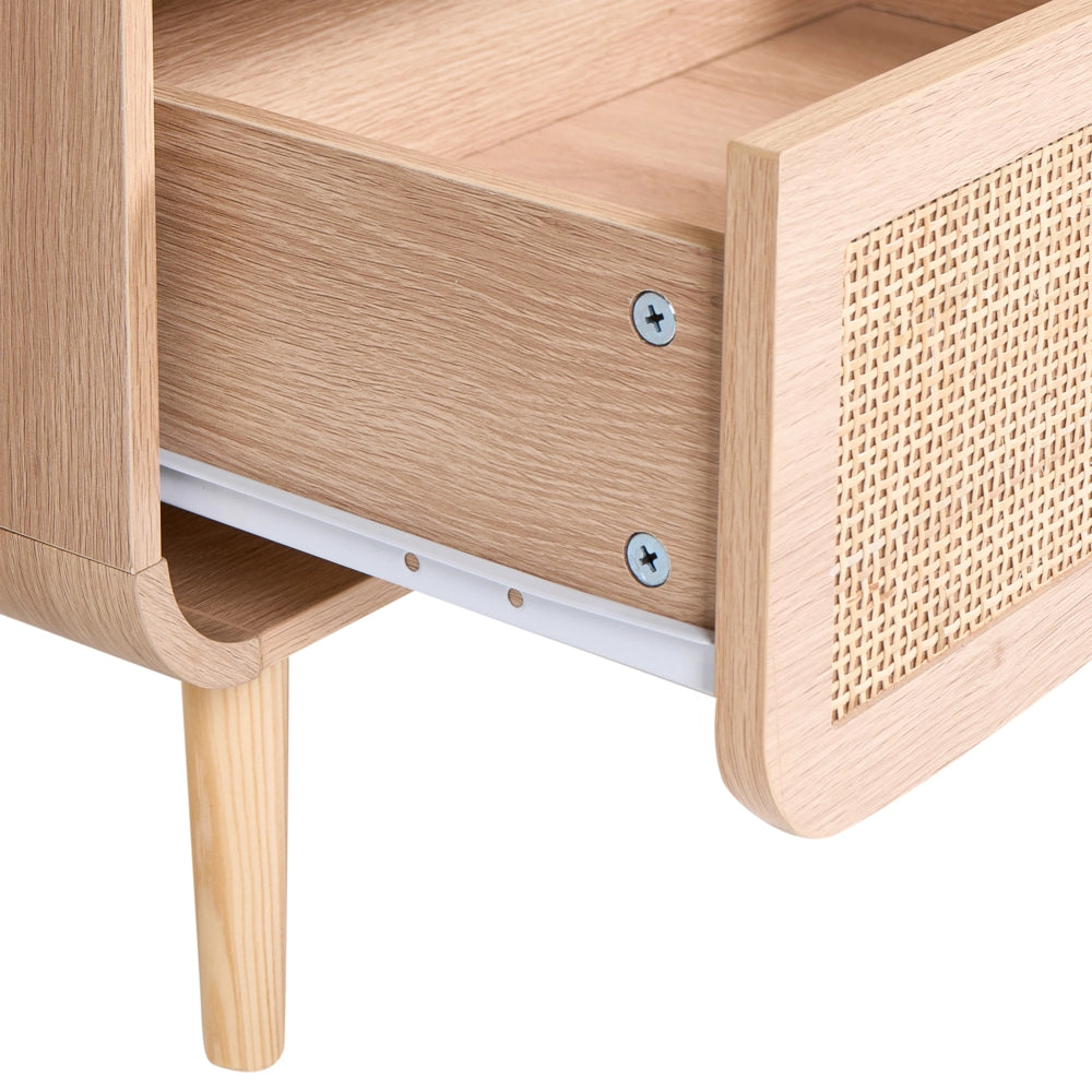 Comodino in truciolato marrone chiaro, 2 cassetti, con gambe in legno e frontali in vimini, per camera da letto e soggiorno
