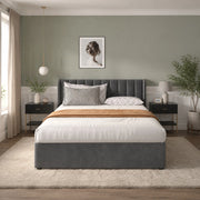 Letto matrimoniale 160x200 cm in velluto grigio con testiera alta; 2 cassetti e rete a doghe