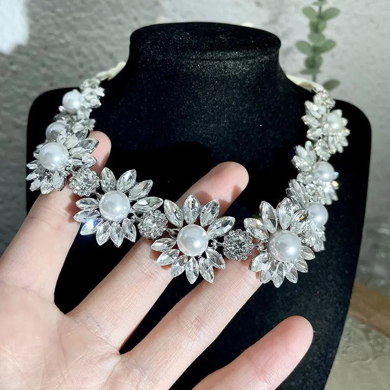 Collana da sera con fiore e zirconi, realizzata a mano, regalo di Natale o di compleanno.