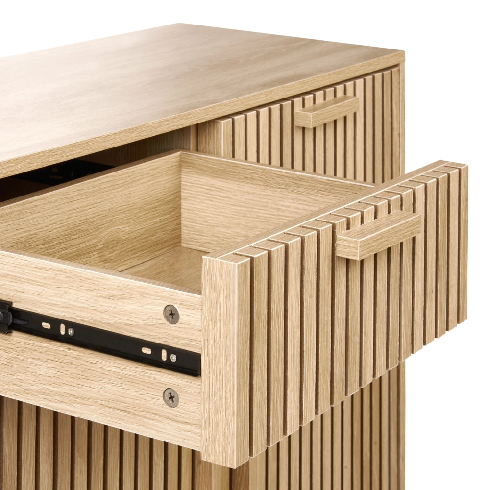 Credenza in legno massiccio chiaro con cassetti, scomparti, ante e cassettiera in stile scandinavo.