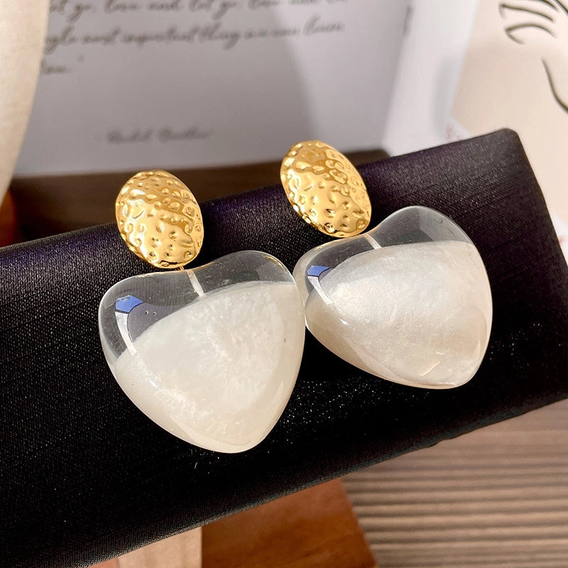 Orecchini a forma di cuore in resina bianca, dal design di nicchia, dolci e affascinanti, unici e versatili.