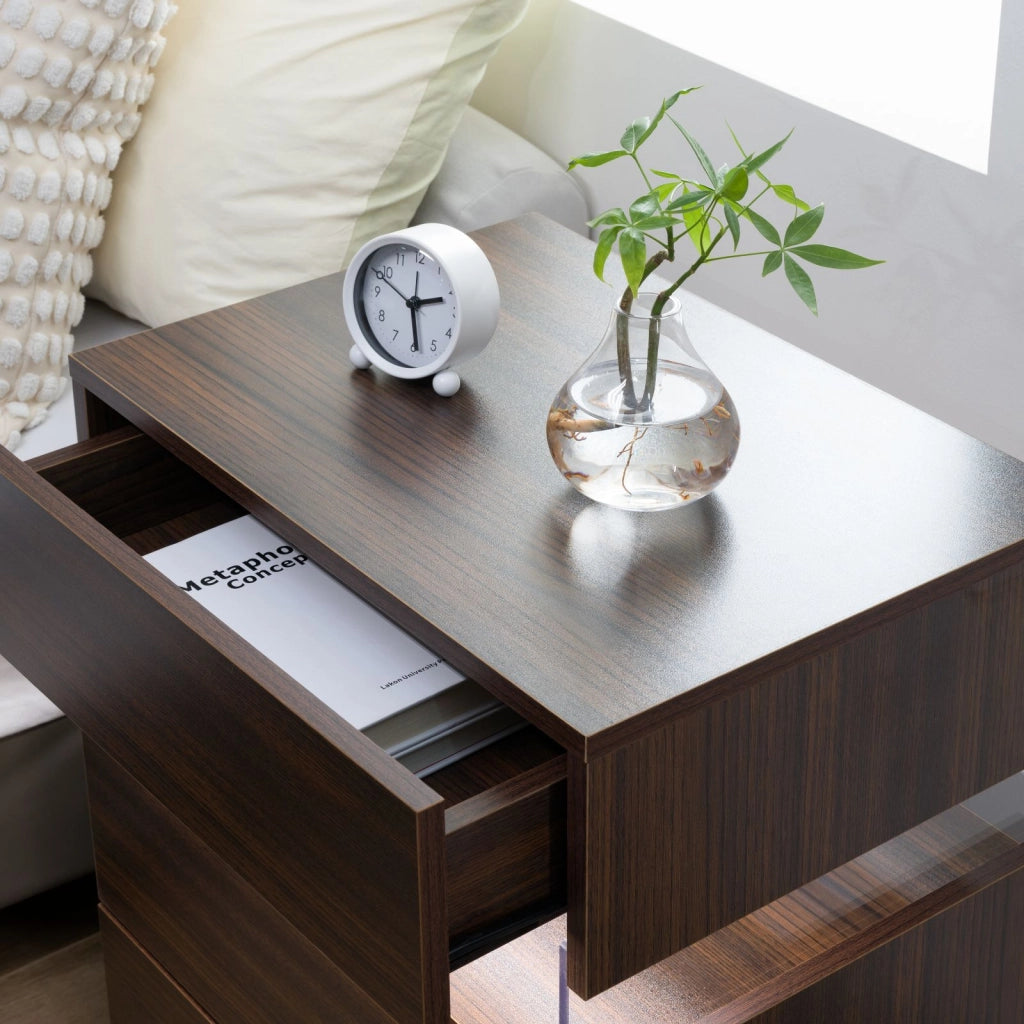 Comodino a 3 cassetti con LED per camera da letto e soggiorno; in legno ingegnerizzato; noce; 60×46×22 cm