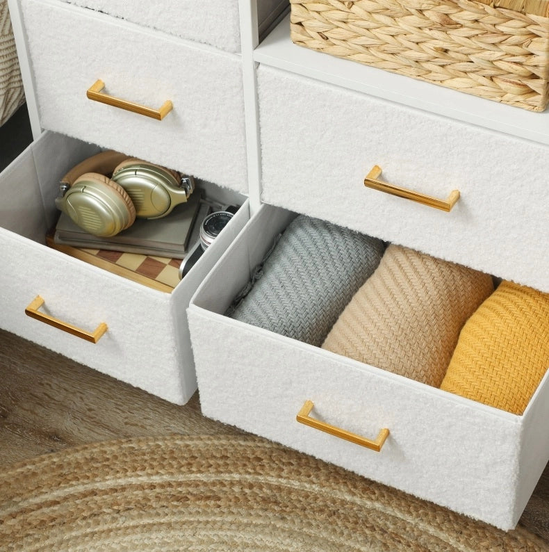 Cassettiera con 8 cassetti in tessuto bianco crema con prese integrate