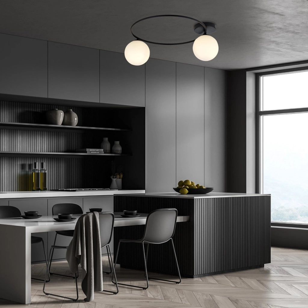 Lampada da soffitto SOPRA con struttura in acciaio nero e sfere in vetro opale
