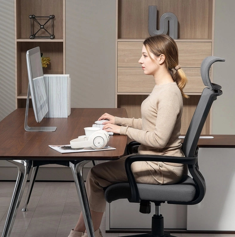 Sedia da ufficio ergonomica grigio scuro con poggiatesta e braccioli