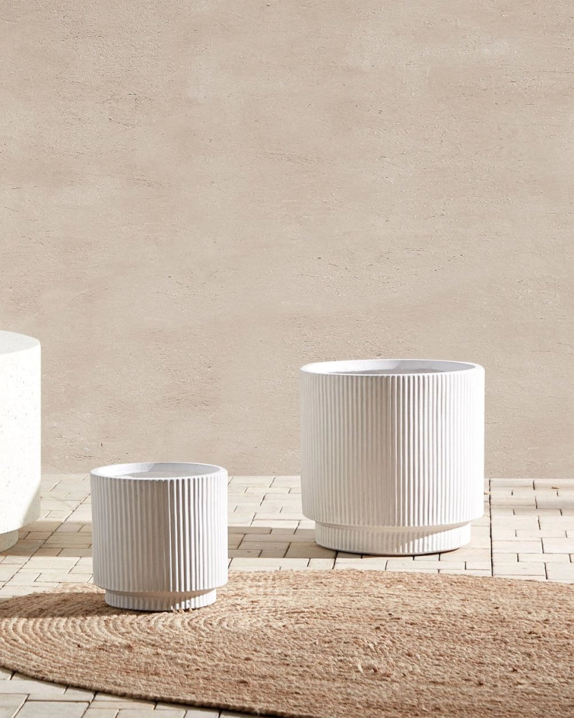 Vaso in argilla Bianco Crema Fibra Vaso per piante da giardino 37 x 37 x 37 cm Foro di drenaggio Finitura verticale a coste Giardino esterno Patio