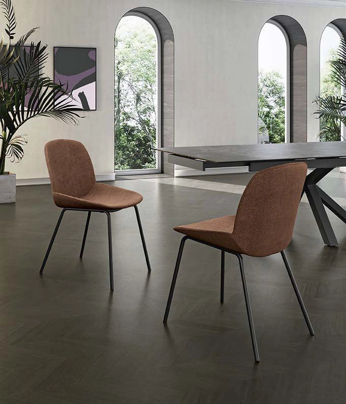 Sedia da pranzo Eva con seduta rivestita in tessuto ruggine e struttura in polipropilene - Base in metallo nero - Dimensioni 46x57x80 cm