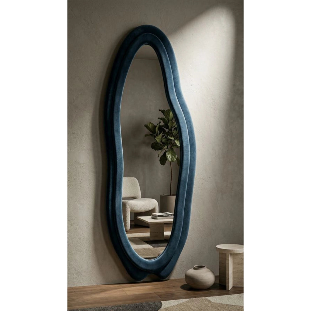 Specchio da parete Chanele dalla forma organica in velluto blu 67x166 cm