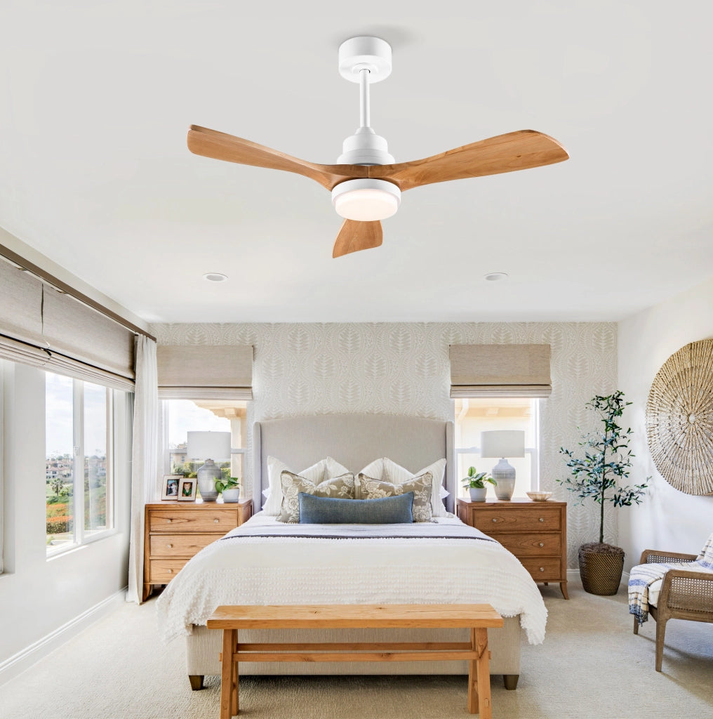 Ventilatore da soffitto con luce e telecomando; 3 pale in legno massello; bianco e naturale