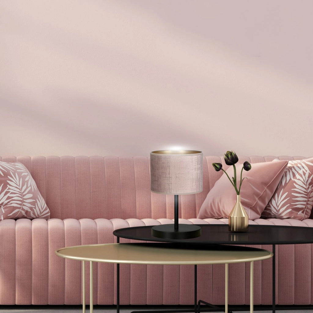 Lampada da tavolo Hilde in acciaio nero e tessuto rosa