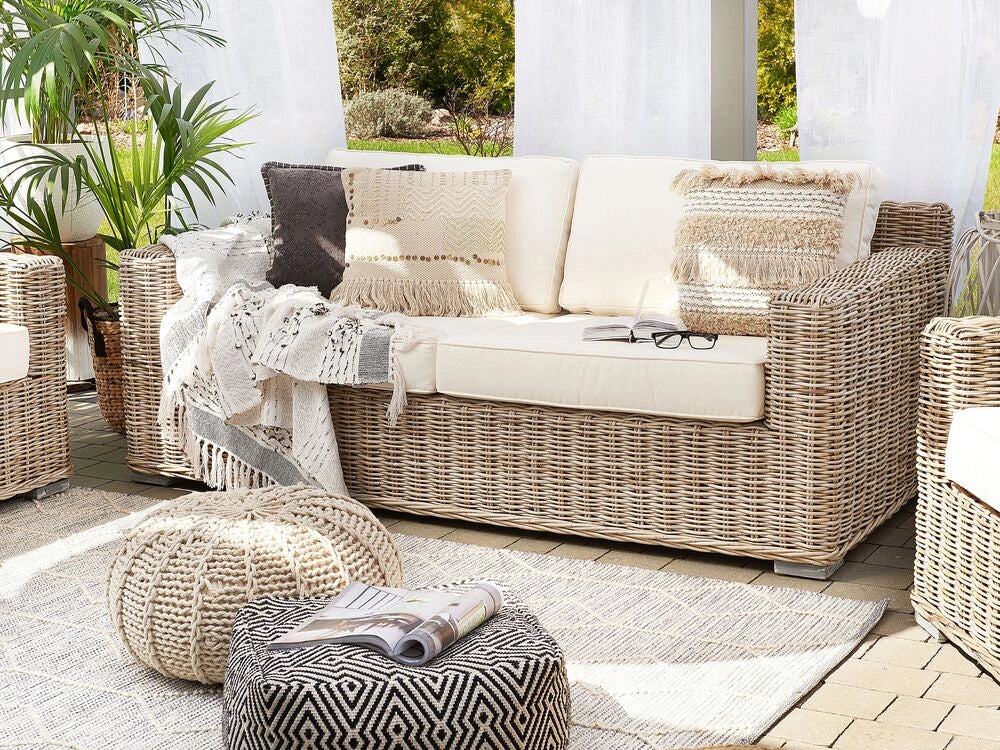 Divano da giardino in vimini rattan marrone chiaro da esterno a 2 posti con cuscini bianchi
