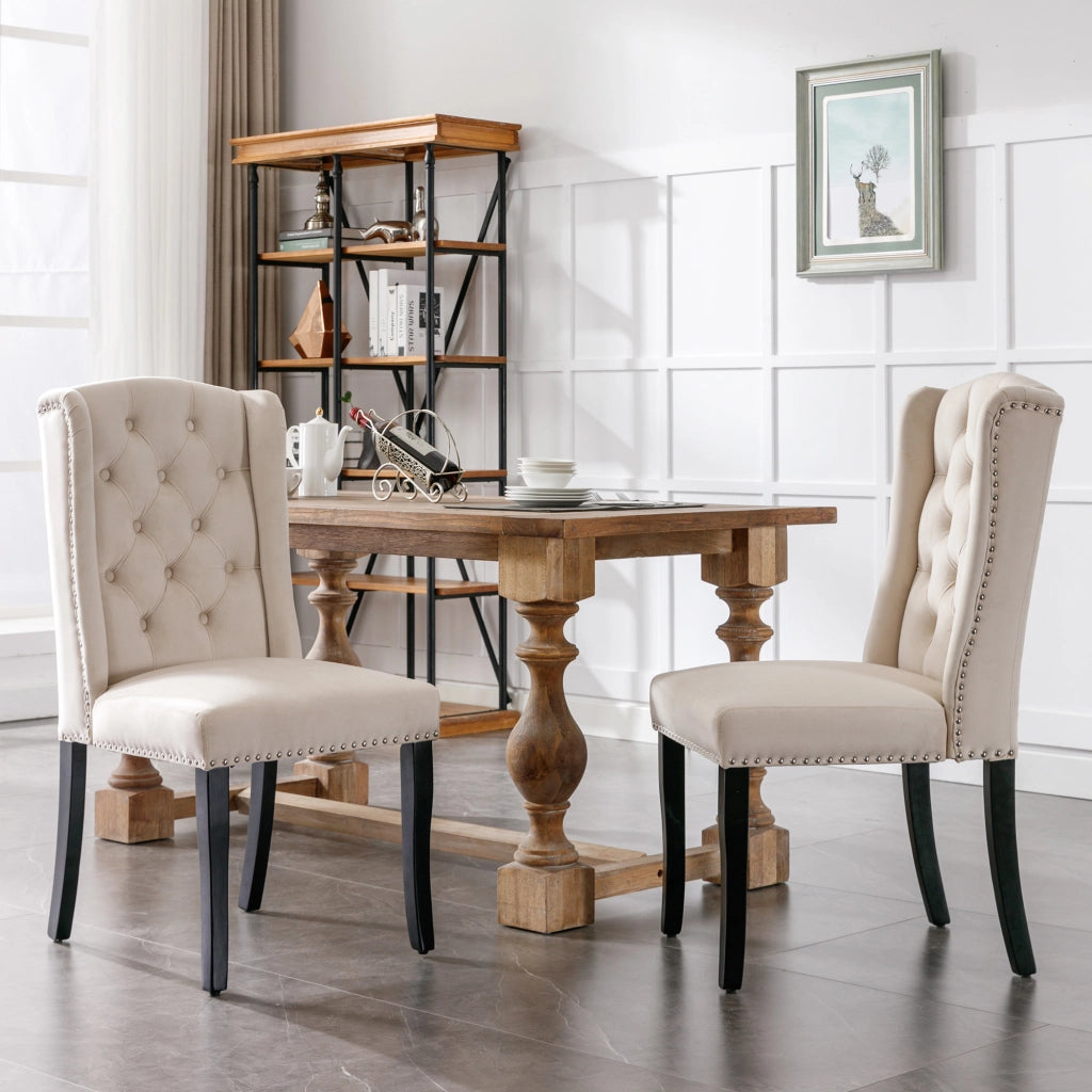 Set di 2 sedie da pranzo in velluto beige con gambe in legno massello di quercia, schienale curvo e dettagli con borchie