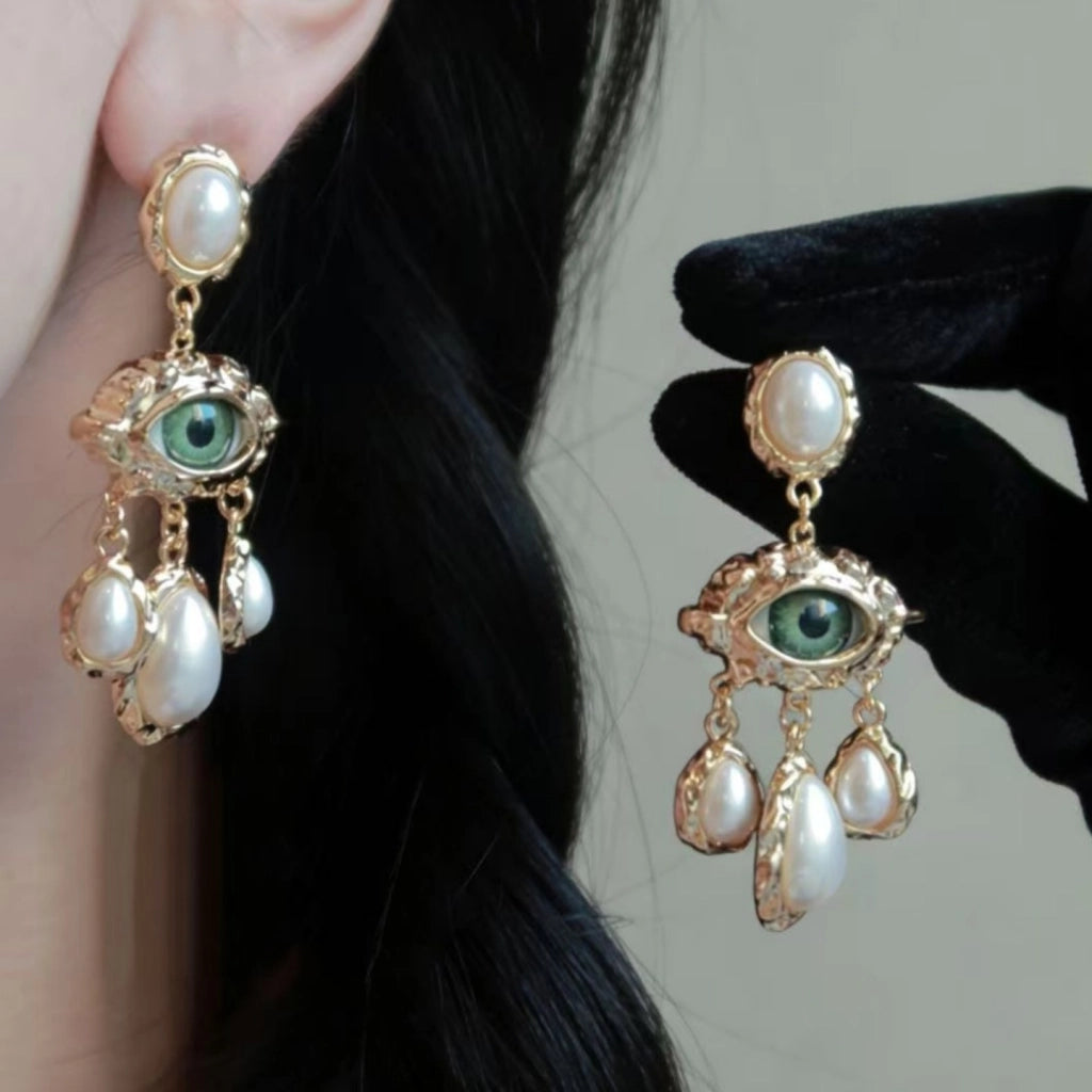 Orecchini pendenti lunghi con perle dal design vintage francese, esagerato e dalla forma a occhio grande.