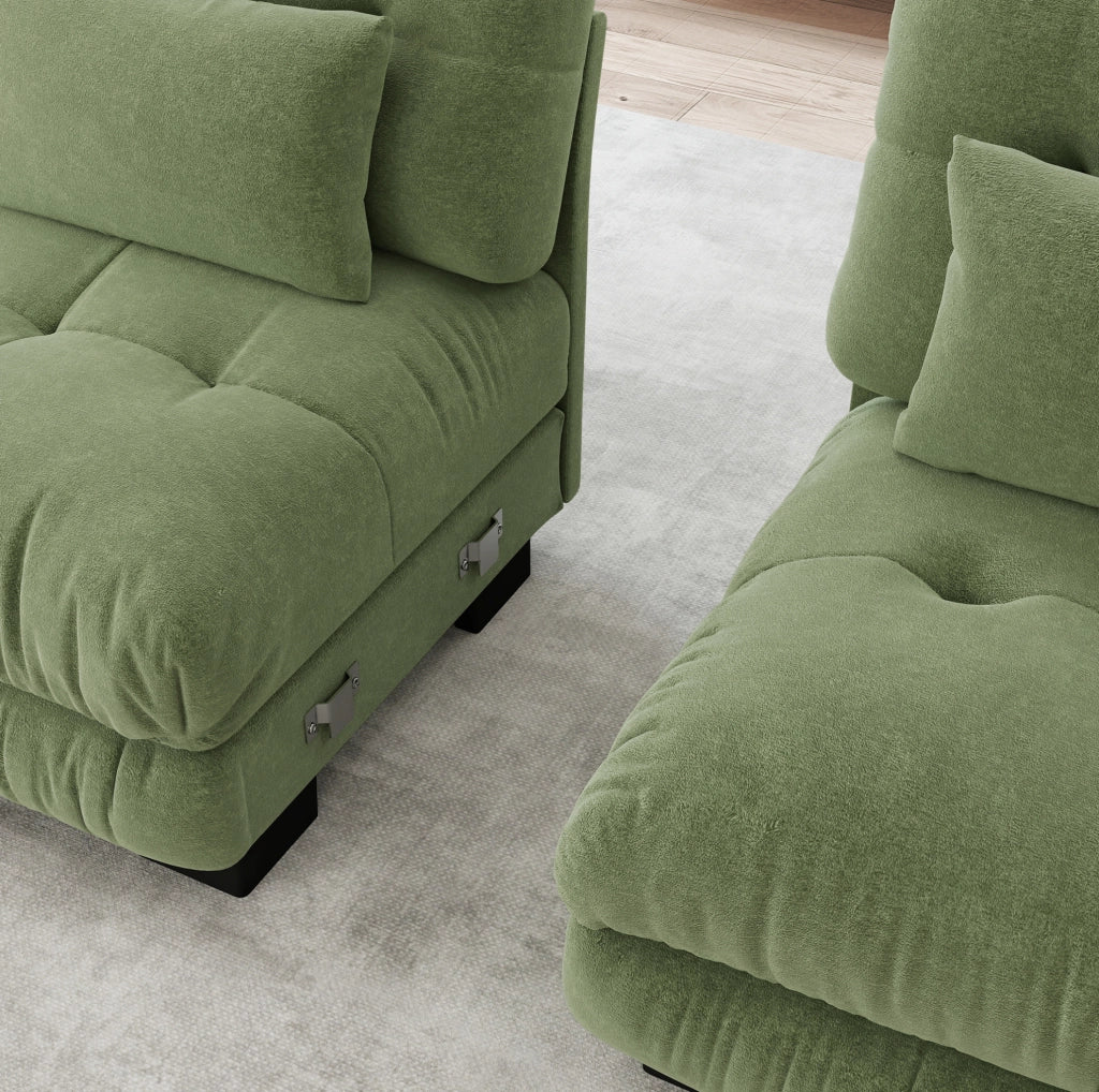 Divano modulare in chenille verde; seduta profonda e cuscini lombari