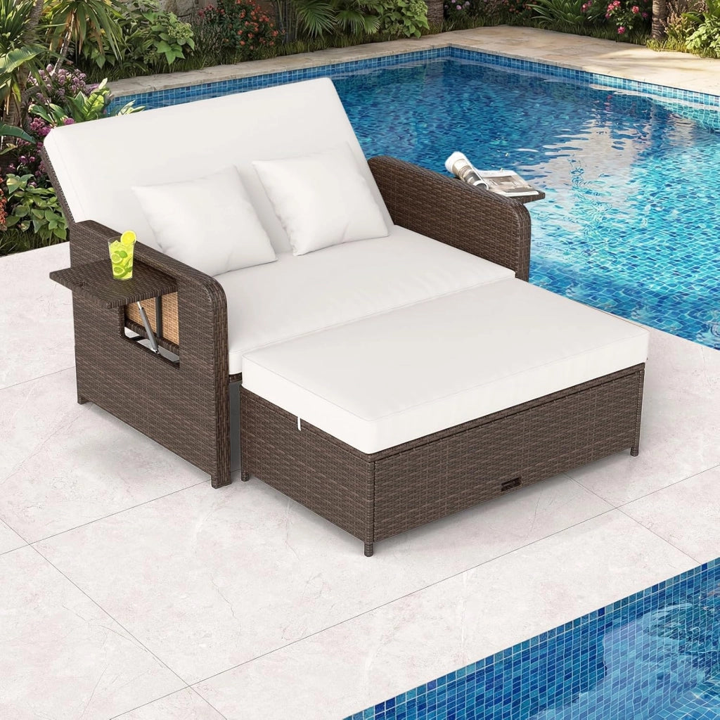 Lettino Prendisole in Rattan, Set 2 Pezzi con Divanetto & Pouf Contenitore, Schienale Regolabile a 4 Livelli e Tavolini Laterali Pieghevoli, Sdraio Doppia per Giardino e Piscina (Bianco)
