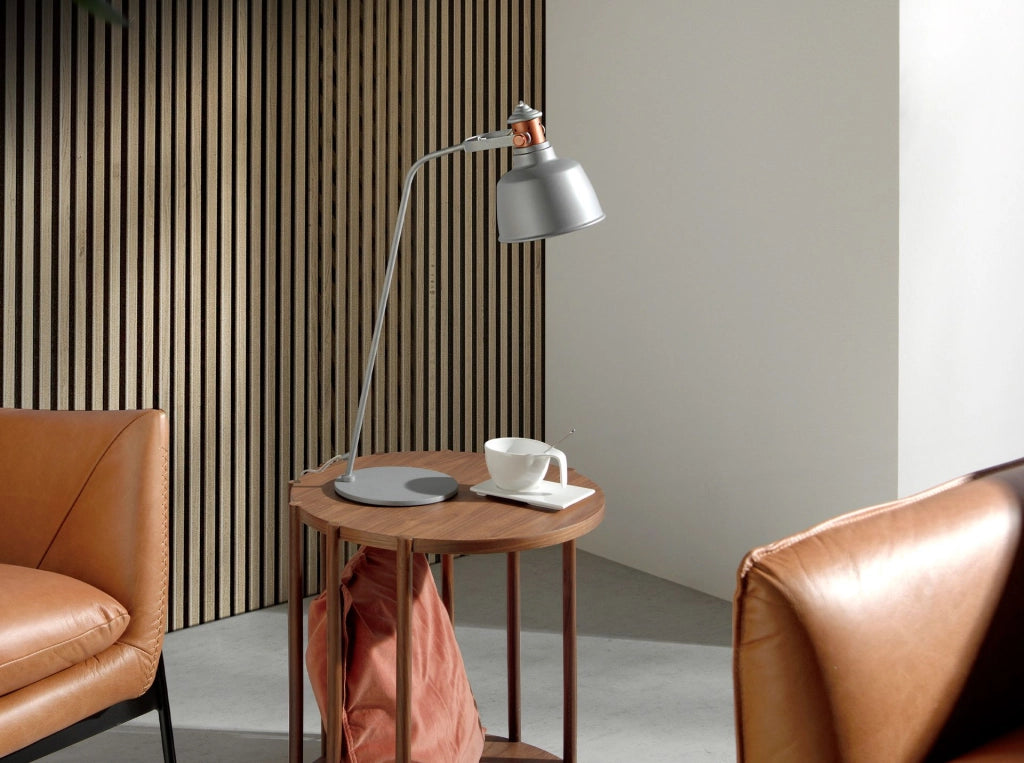Lampada da tavolo in acciaio grigio e dettagli in bronzo
