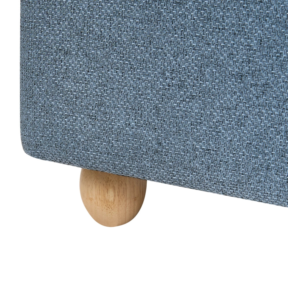 Pouf contenitore in tessuto blu con finitura idrorepellente. Poggiapiedi imbottito con contenitore e seduta per ingresso.