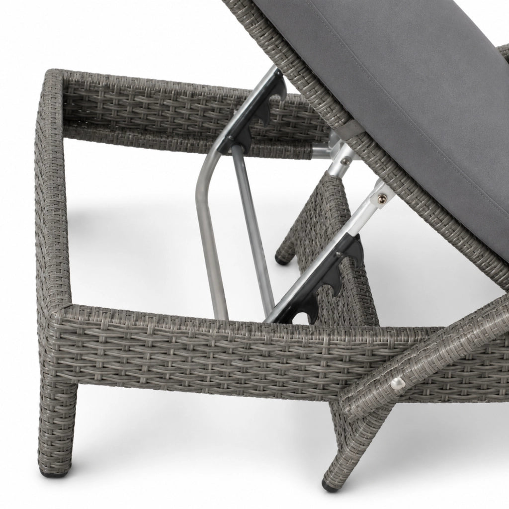 Lettino Prendisole In Polyrattan Con Schienale Regolabile Reclinabile E Cuscino Imbottito Comfort Ideale Per Giardino Terrazza Piscina Solarium Balcone Relax Outdoor E Arredo Esterno 190 x 62 x 34 Cm Grigio