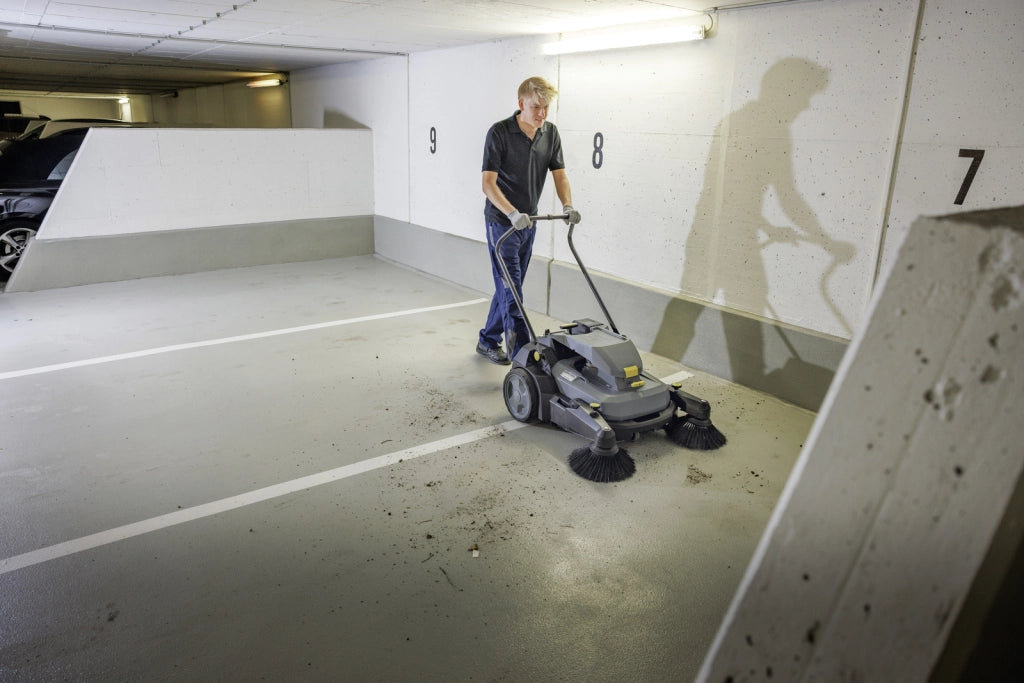 KARCHER Spazzatrice Professionale KM 70/30 C BP 2SB - Trazione - Potenza: 36 V - Max. prestazioni di area: 3920 m²/h - Larghezza di lavoro: 480 mm