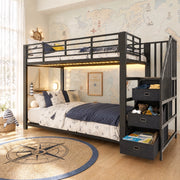 Letto a castello 90x200 cm con scala contenitore; LED e prese in MDF e metallo nero