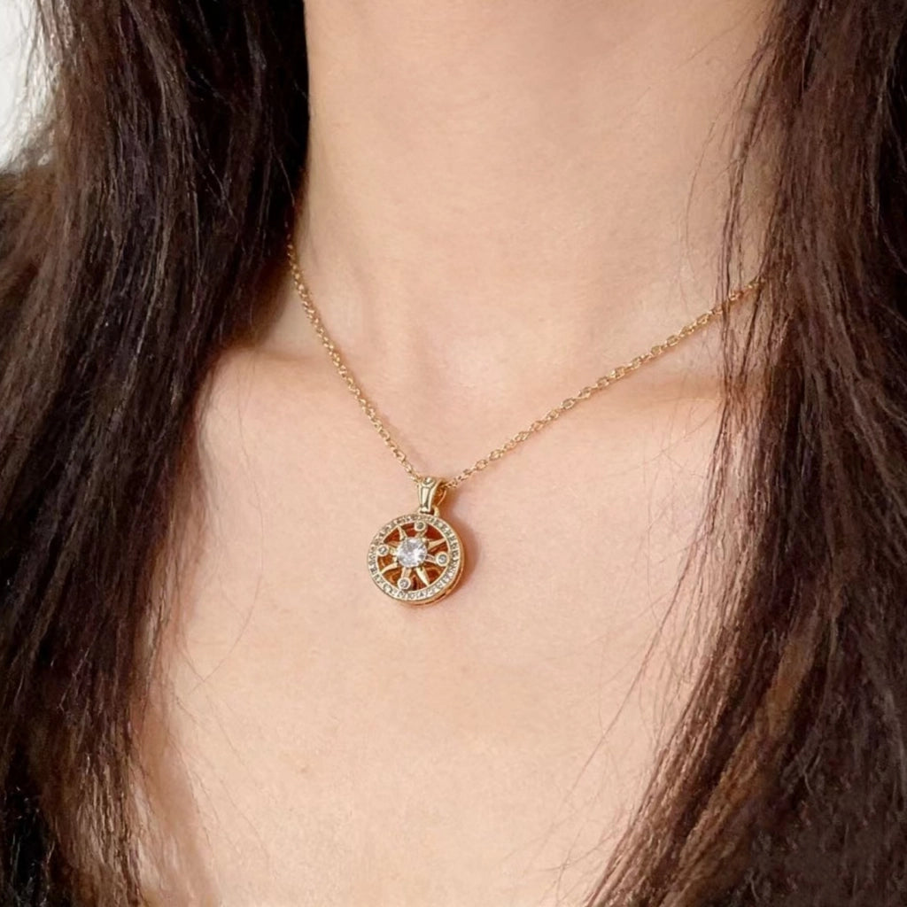 Collana di lusso con girasole in zirconi, design esclusivo, catena rotonda per clavicola