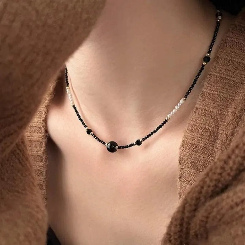 Collana fatta a mano con perle e cristalli neri, regalo di Natale o compleanno.