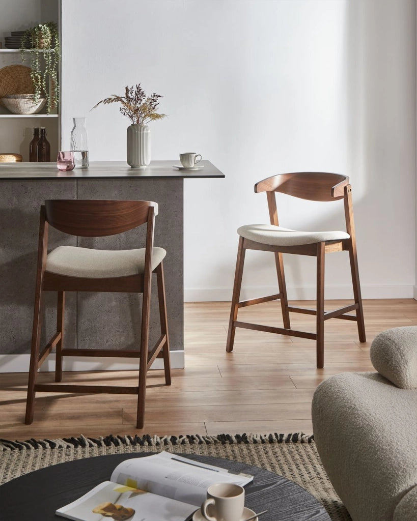 Set di 2 sedie da bar in tessuto di poliestere marrone scuro-taupe con gambe in legno di gomma stile retrò-tradizionale