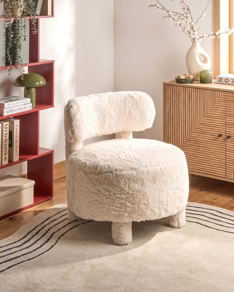 Poltrona in stile retrò per soggiorno, senza braccioli, con struttura in legno e rivestimento in pelliccia sintetica color beige chiaro