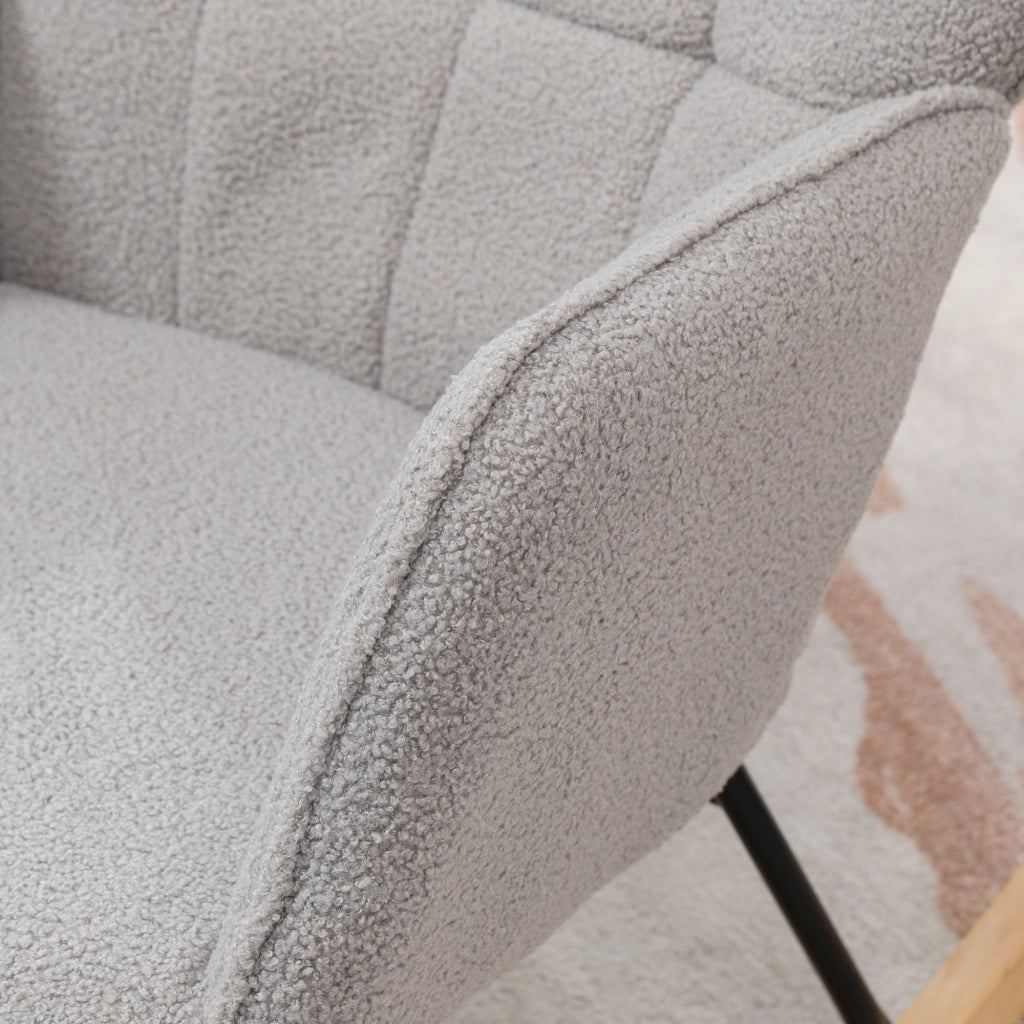 Poltrona a dondolo con schienale trapuntato e imbottitura morbida in poliestere grigio chiaro 71 × 92 × 101 cm