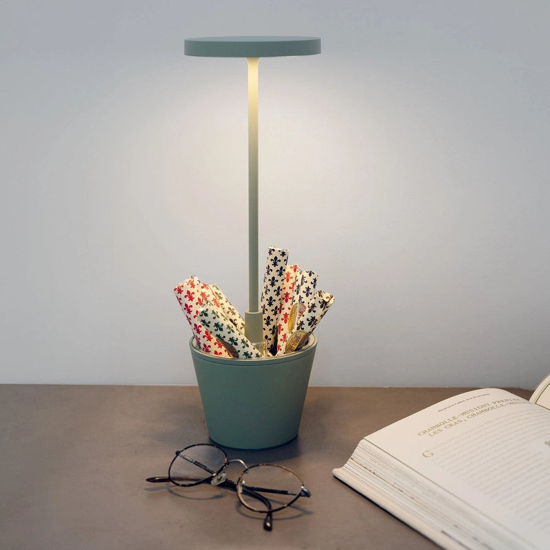 Lampada a led da tavolo Poldina Reverso Verde Salvia ricaricabile e dimmerabile con batteria fino a 12 ore. Da esterno IP65