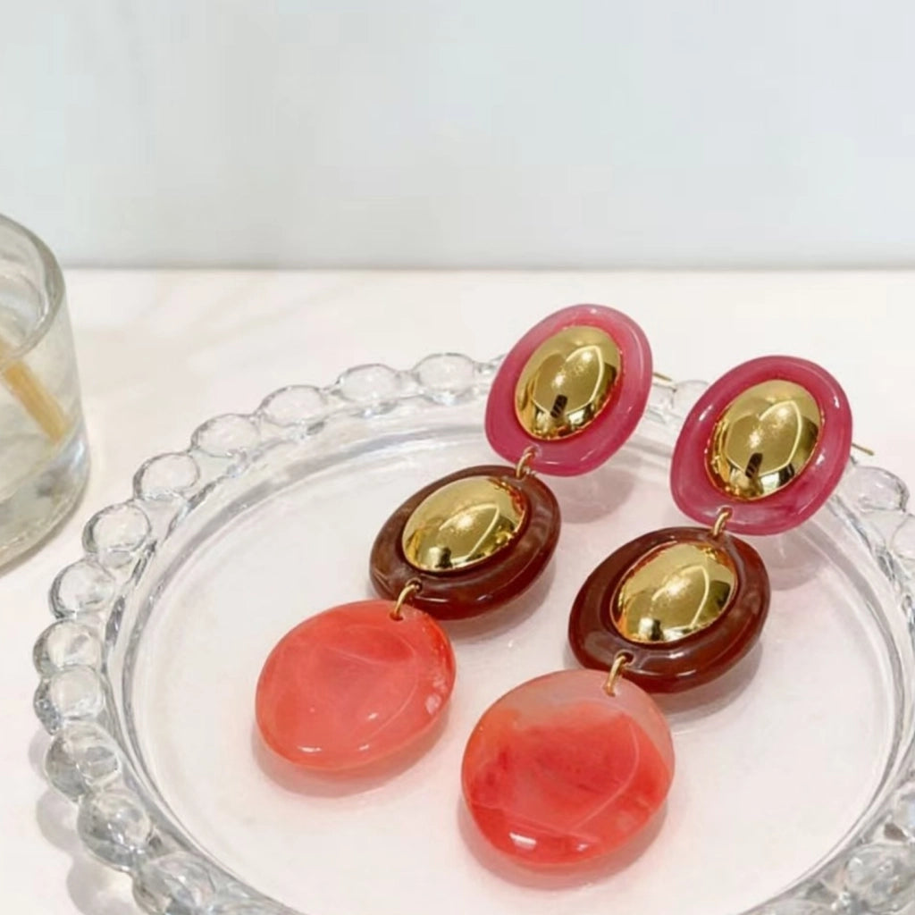 Orecchini pendenti di design di nicchia con blocchi di colore rosa e arancione