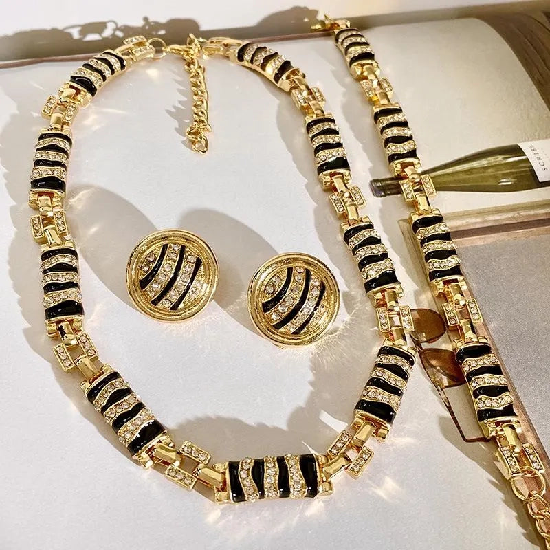 Set di gioielli con perline di semi di zebra nera: collana, orecchini e bracciale fatti a mano.