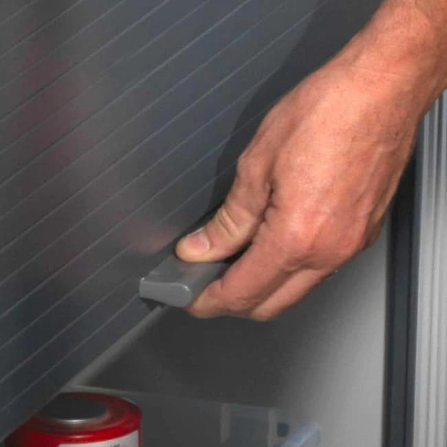 Armadio modulare in resina per garage con serranda scorrevole due ripiani colore grigio e nero Garofalo