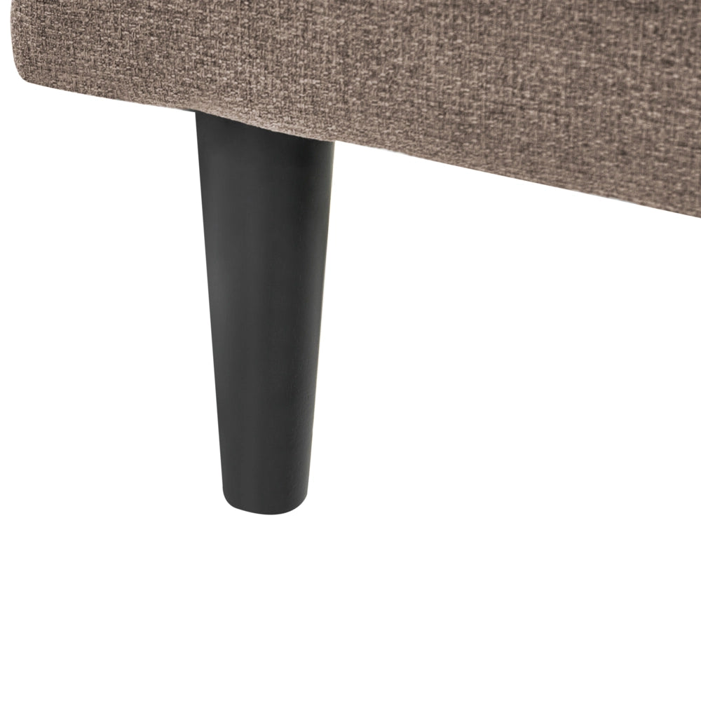 Chaise longue sinistra in tessuto tortora imbottita con cuscino facile da pulire, gambe in legno, soggiorno moderno