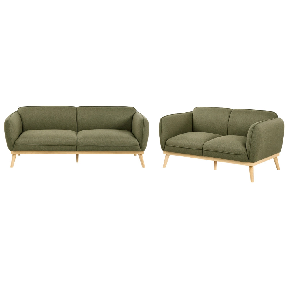 Set da salotto in stile scandinavo con divani a 2 e 3 posti, gambe affusolate in legno e rivestimento in tessuto verde oliva